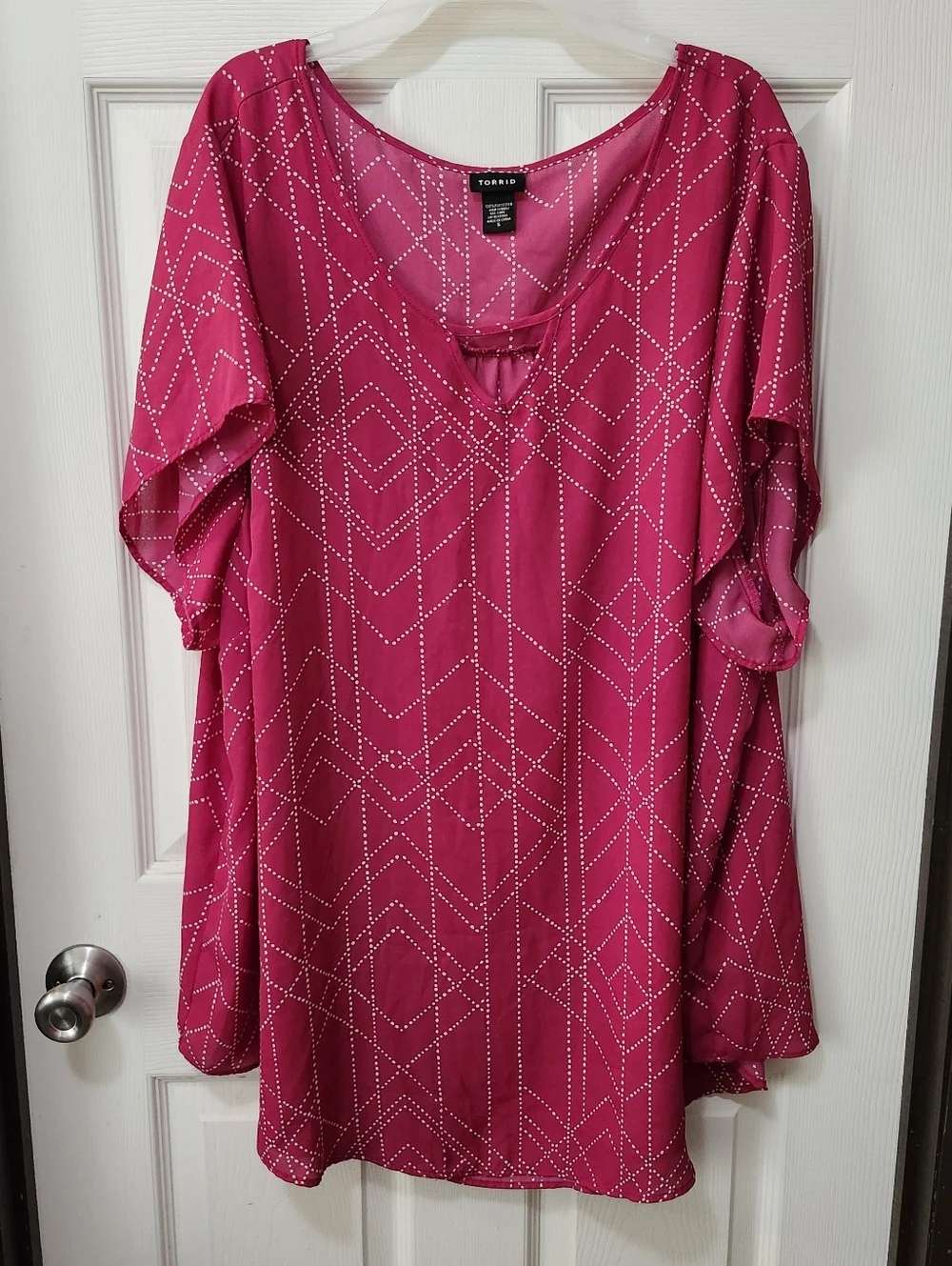 Torrid Fuchsia & White Geometric Polka Dot Print Flutter Sleeve Top Plus Size 5X - Picture 3 of 9